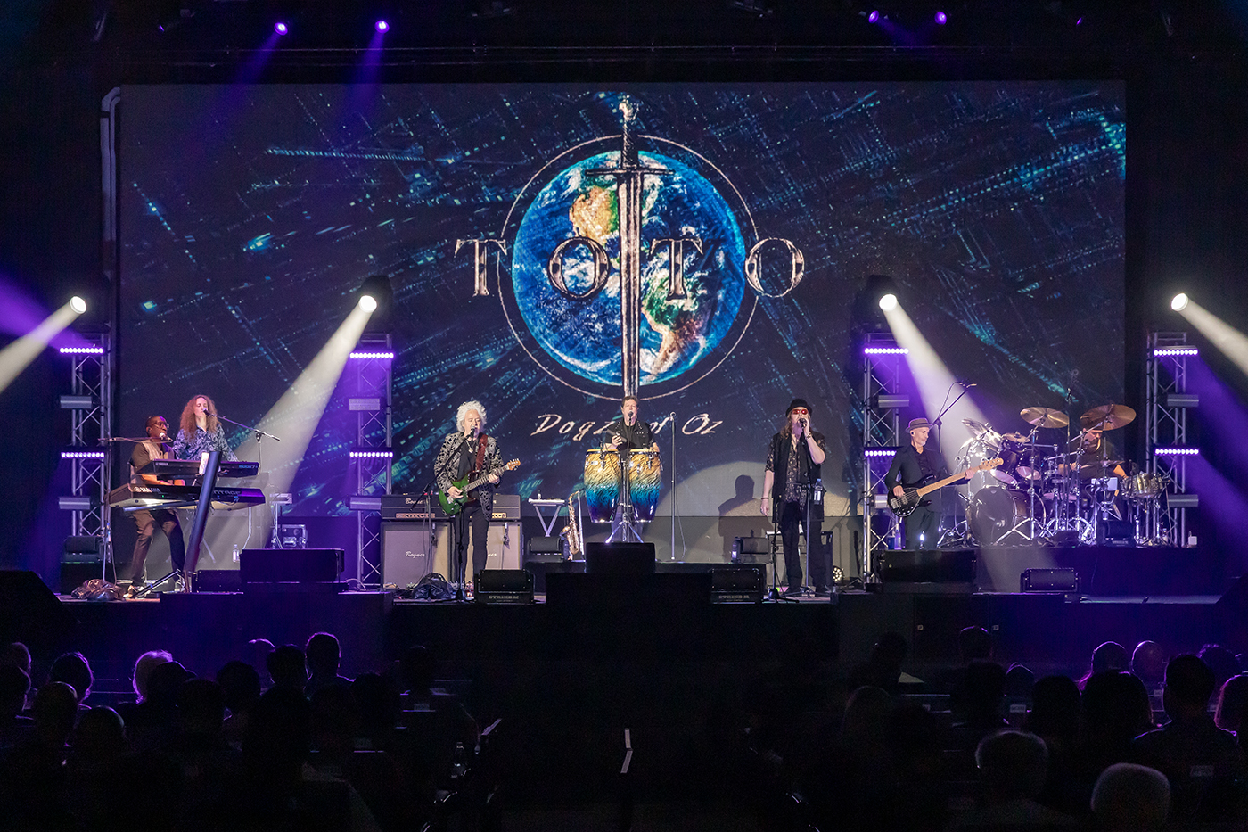 Toto Gegarkan Arena of Stars dengan Persembahan Bertenaga dalam Dogz of Oz Tour