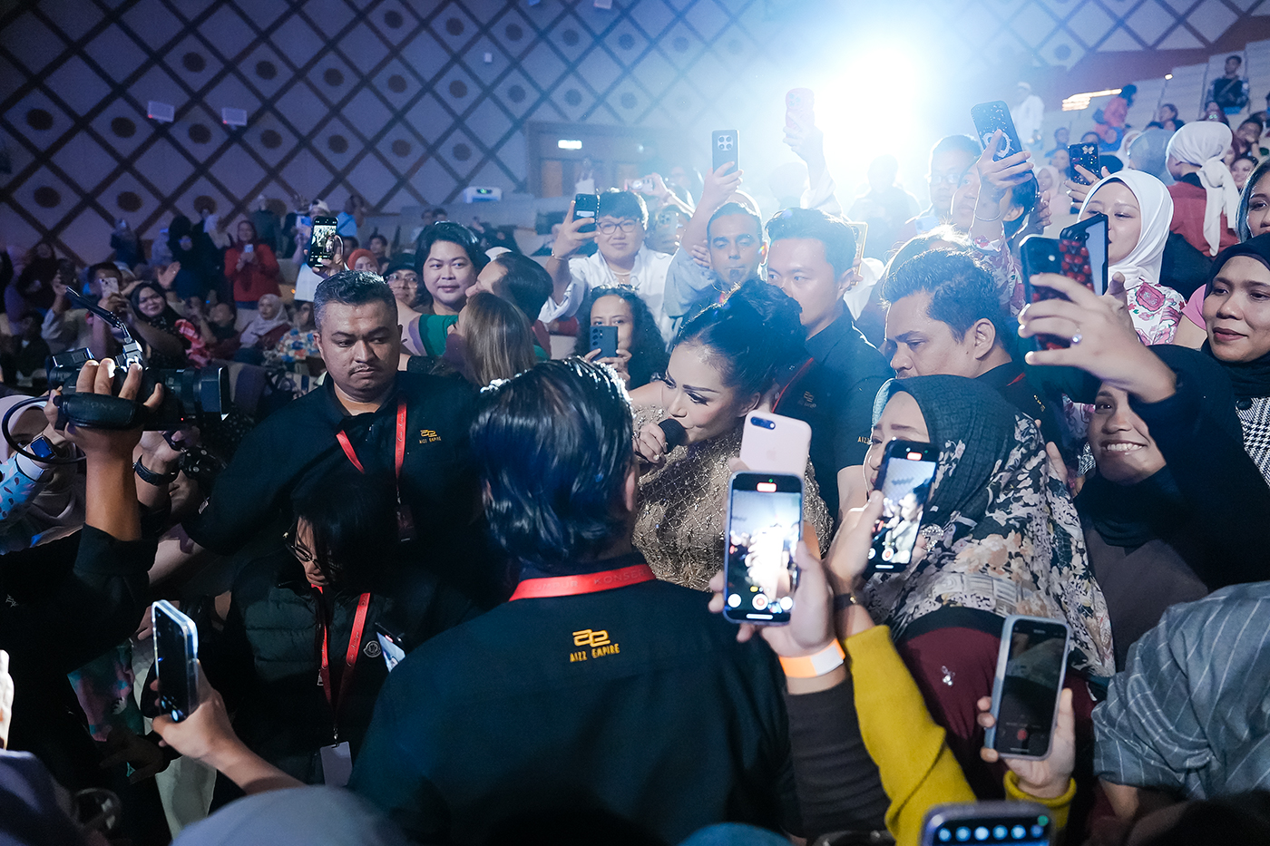Kris Dayanti Hadiahkan Malam Penuh Emosi di Konsert Cinta Nostalgia