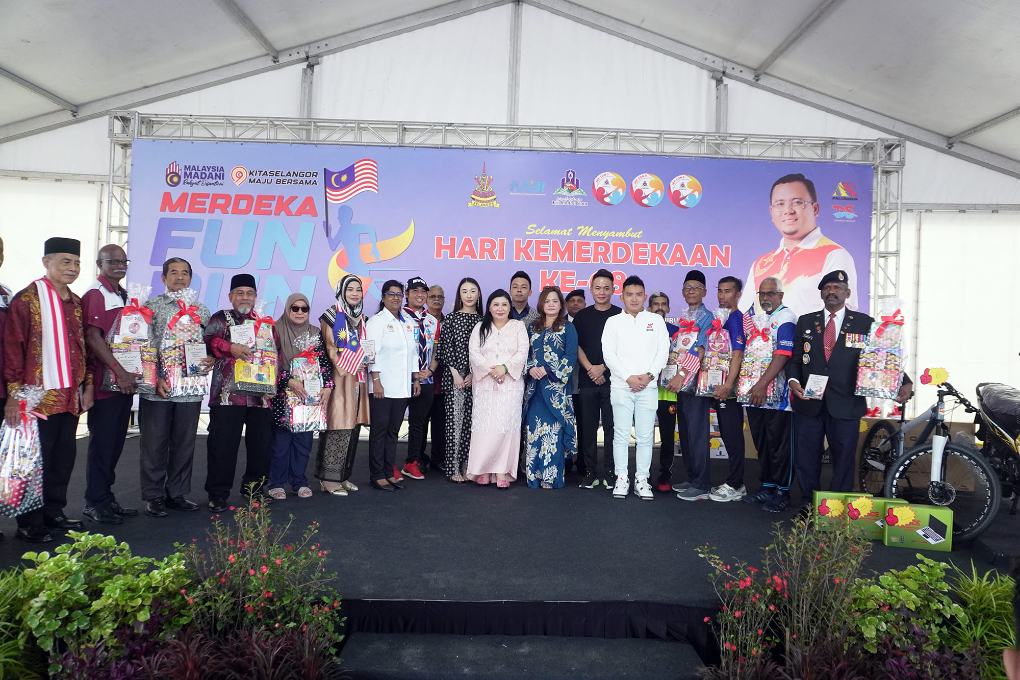 PBPKNM & YM Tengku Puteri Rosmawini Hulur Sumbangan Prihatin di Sungai Tua