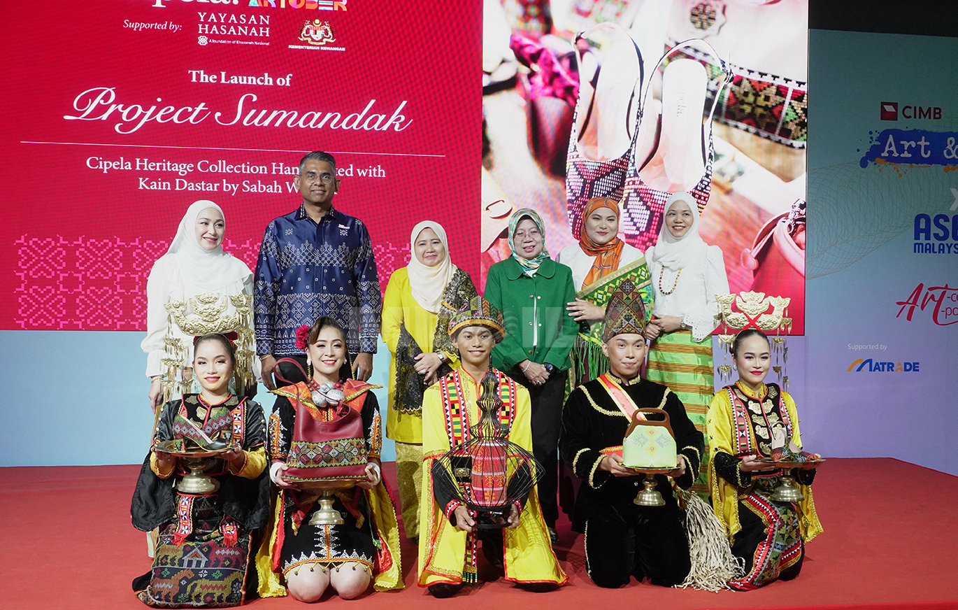 Warisan Tenun Iranun Jadi Inspirasi Koleksi Cipela Warisan Tenun Iranun Jadi Inspirasi Koleksi Cipela