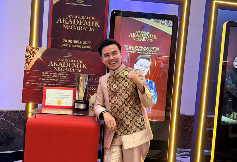 Fitri Haris UNIC Raih Anugerah Akademik Negara Atas Sumbangan Dalam Seni Persembahan Fitri Haris UNIC Raih Anugerah Akademik Negara Atas Sumbangan Dalam Seni Persembahan