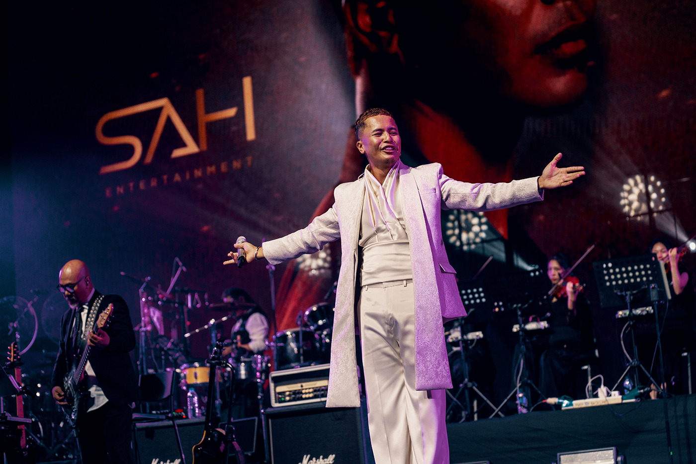 Hafiz Suip Hadiahkan Malam Penuh Emosi Dalam ‘Di Sebalik Aku’ Hafiz Suip Hadiahkan Malam Penuh Emosi Dalam ‘Di Sebalik Aku’