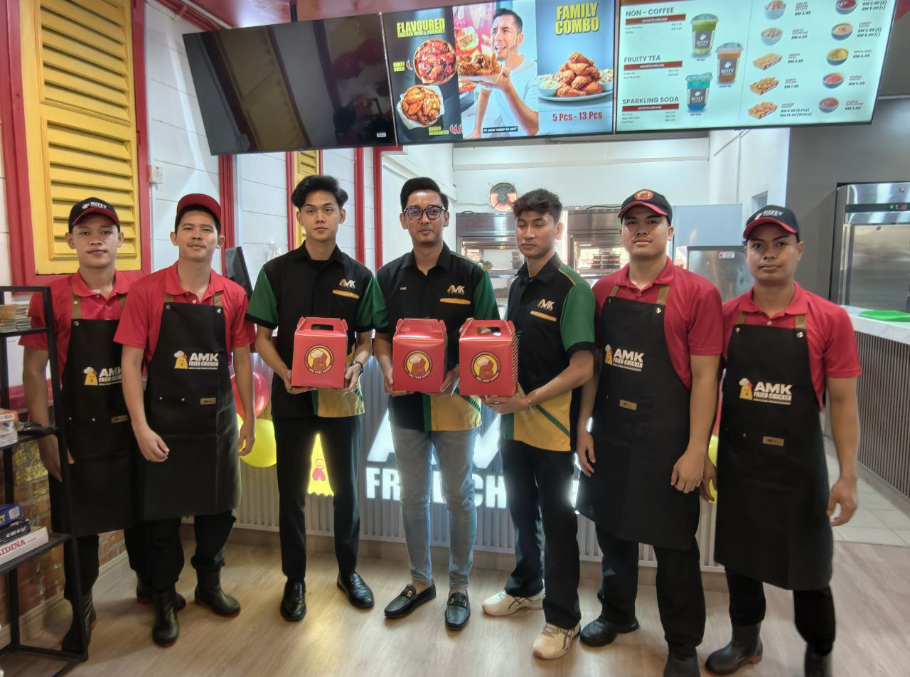 AMK Fried Chicken Perkenal Konsep Ayam & Kafe Bawah Satu Bumbung