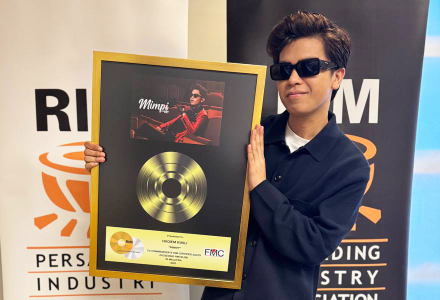 Haqiem Rusli Terima Sijil Pengiktirafan Anugerah Emas RIM