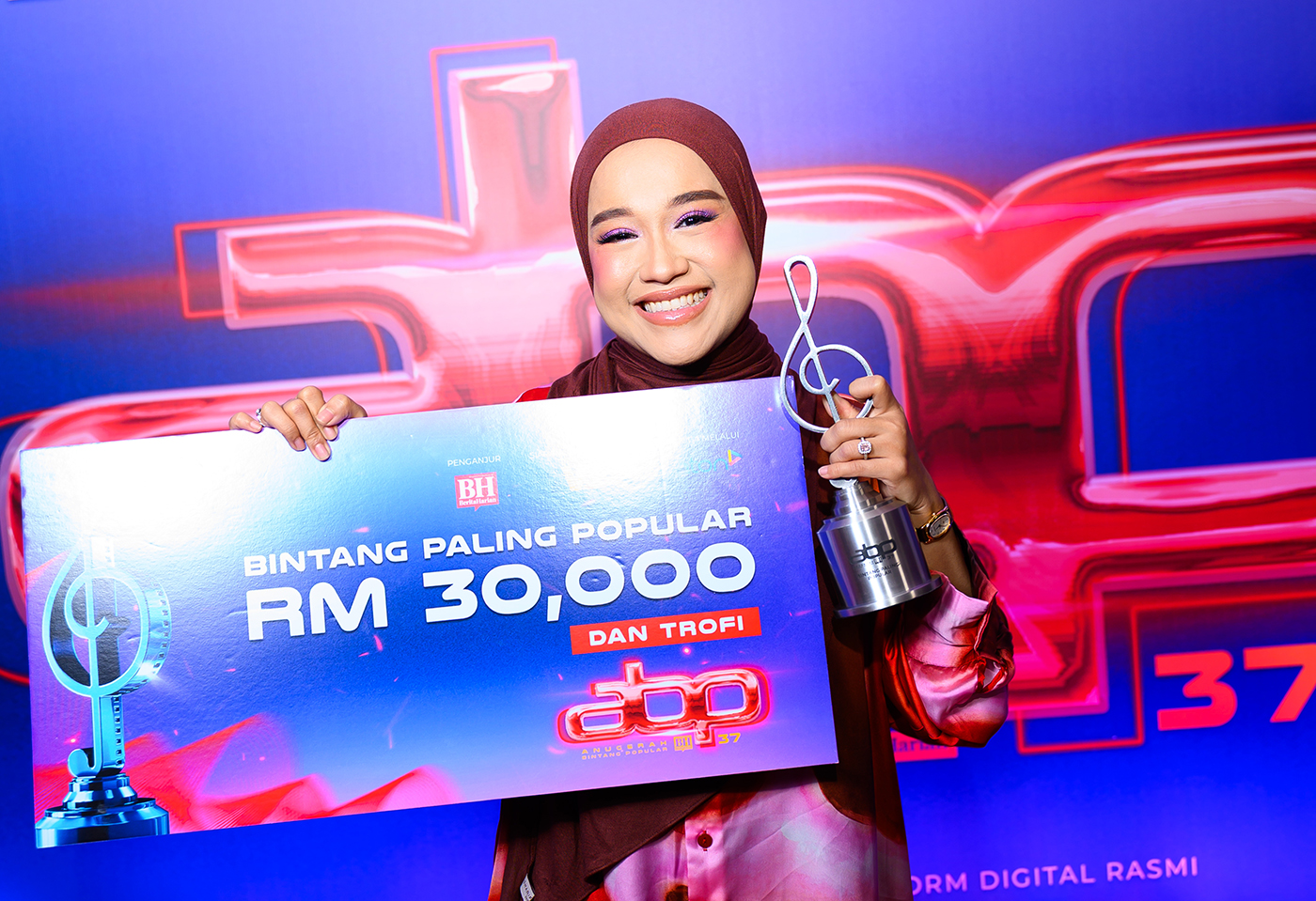 Ernie Zakri Dinobat Bintang Paling Popular, Raih Anugerah Tertinggi dengan 124 Juta Undian