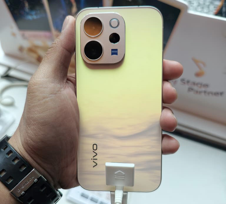 vivo V70 Tampil Kamera ZEISS, Harga Jualan Bermula RM1,999