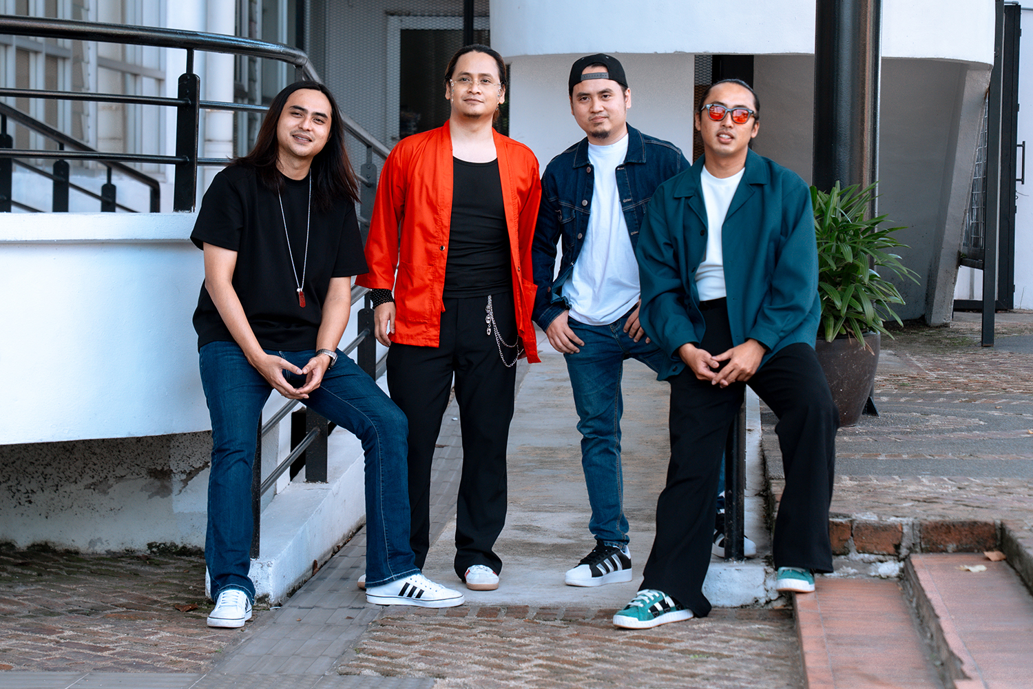 MADAM Lancar Album Sulung , Tampil Lapan Karya Asli