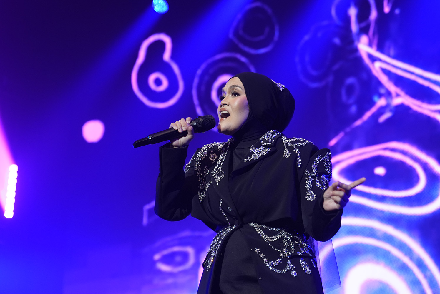 Konsert 'Chapters of Love' Cipta Momen Intim, Vox Nation Live Lancar Vinyl Edisi Terhad Aishah