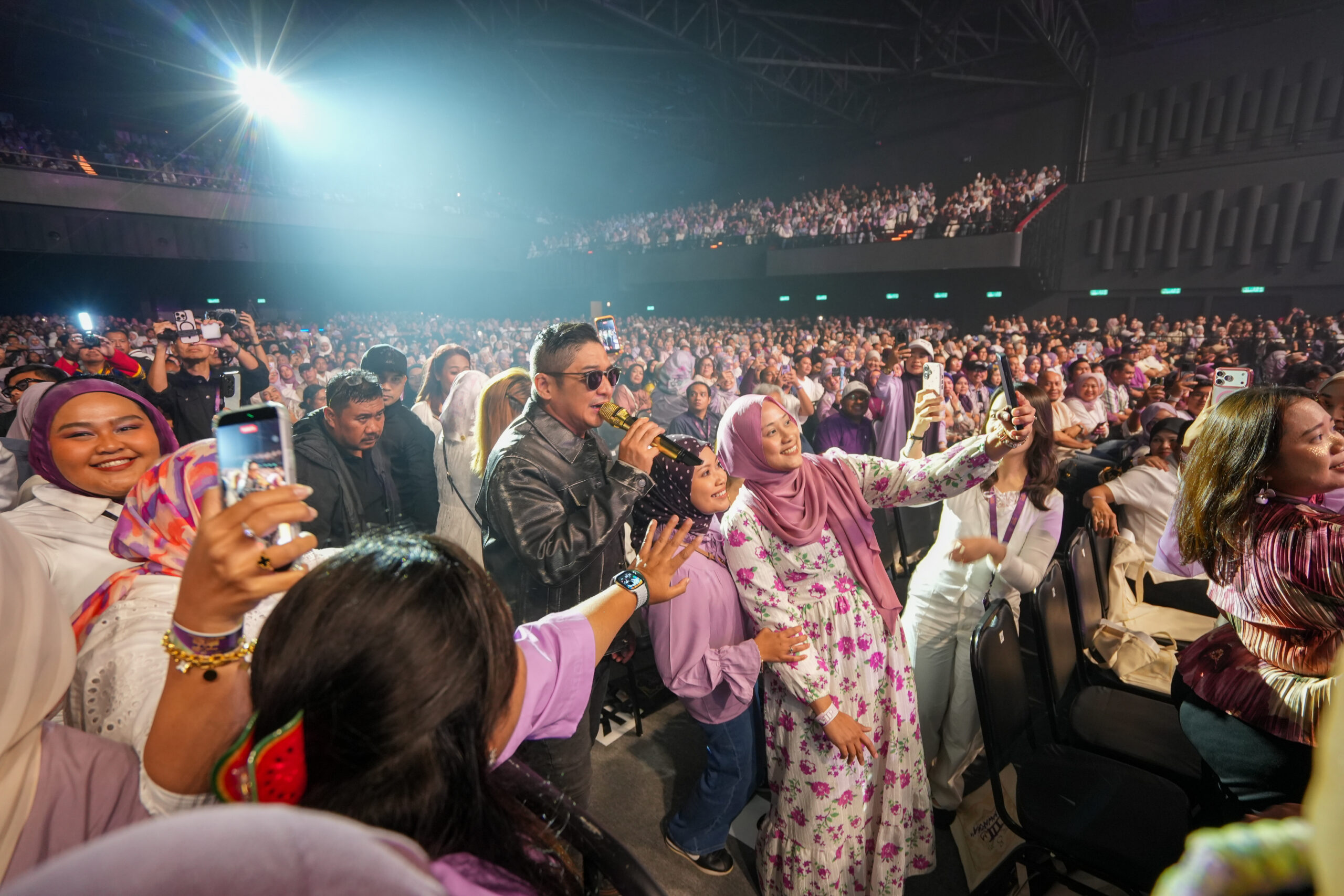 Lagu 'Cindai', Berbaju Melayu Lengkap Tanjak Antara Sorotan Ungu 3 Dasawarsa