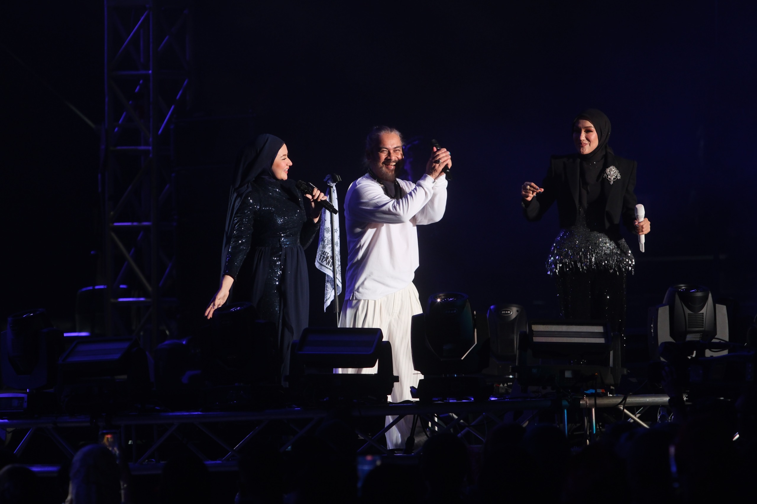 Awie 'Still Standing' Hiburkan 20,000 di Stadium Merdeka Walau Kesihatan Terjejas