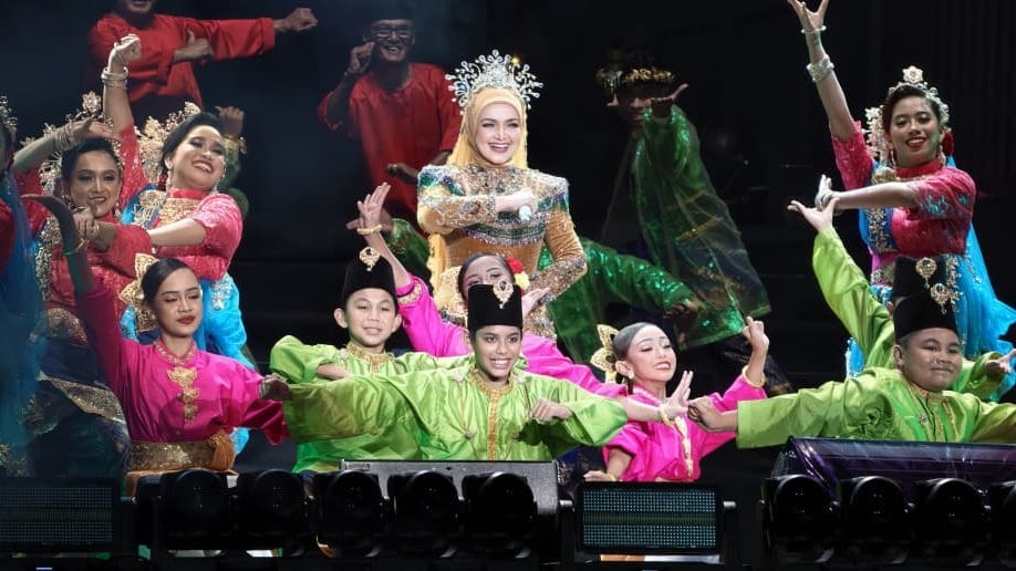 "Terima Kasih Sitizoners" – Siti Nurhaliza Tahan Sebak, Terharu Setia Berhujan Demi Konsert Tradisional